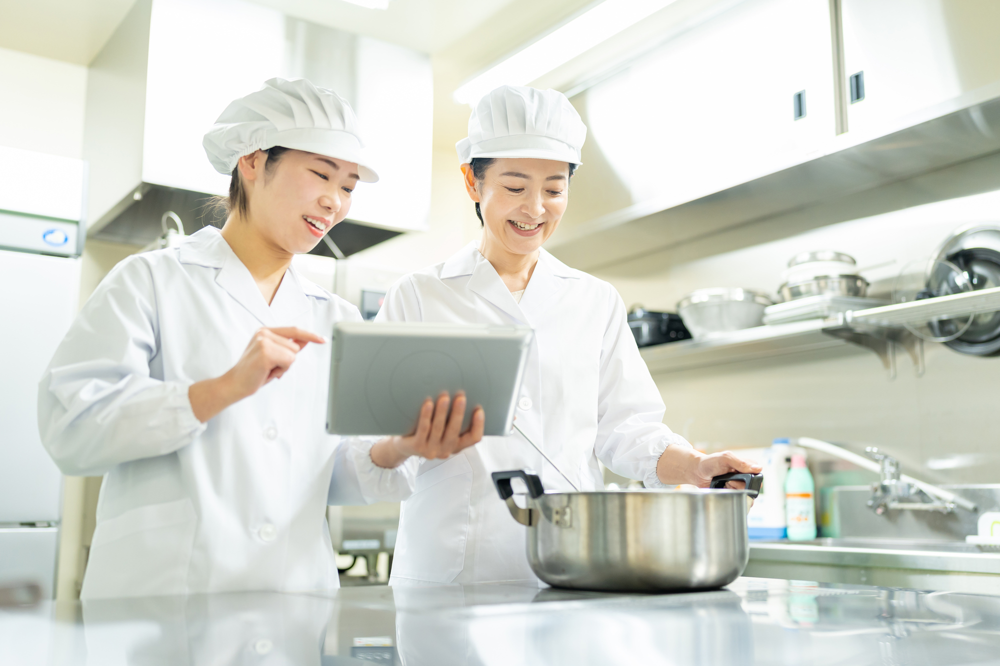 調理場_女性2人